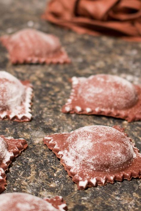 This chocolate ravioli with white chocolate mascarpone filling and raspberry sauce is an elegant, romantic, and unique dessert that is sure to impress! | www.pinchmeimeating.com Chocolate Ravioli, Vegetarische Diners, Chocolate Mascarpone, Mascarpone Filling, Chocolate Pasta, Dessert Pasta, Ravioli Recipe, Pasta Fatta In Casa, Raspberry Sauce