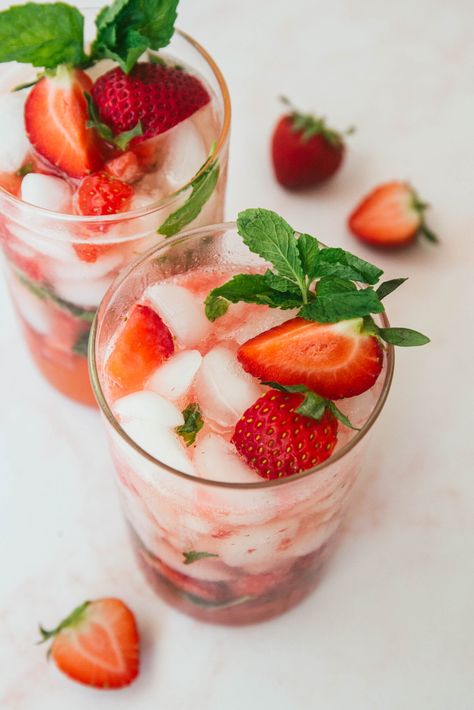 Strawberry Mint Mocktail – Love, Chef Laura Smoothie Bowl No Banana, Mocktail Strawberry, Mint Mocktail, Healthy Veggie Dip, Stone Fruit Salad, Cacao Smoothie, Summer Flavors, Strawberry Mojito, Mint Mojito