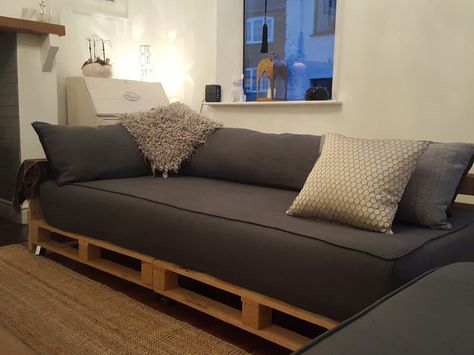 Diy Pallet Couch, Diy Pallet Sofa, Pallet Furniture Designs, Pallet Couch, Pallet Sofa, Diy Couch, Cosy Living Room, Indoor Chairs, Small Living Room Decor