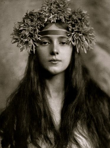 Every Little Counts: evelyn nesbit Evelyn Nesbit, Vintage Foto's, Portrait Vintage, Flowers In Her Hair, 얼굴 그리기, Mae West, Gene Kelly, Gibson Girl, Alphonse Mucha