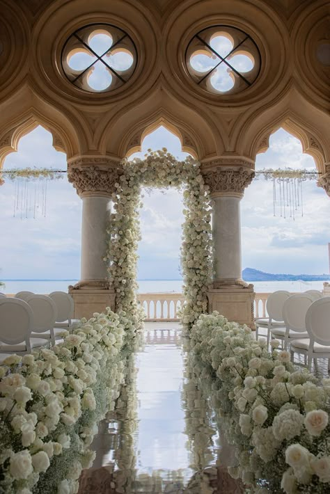 Wedding ceremony with a view - Isola del Garda Peonies Wedding Decoration, Wedding Venues Italy, Italian Wedding Venues, Flower Arrangements Wedding, Dream Marriage, Weddings In Italy, Destination Wedding Italy, Wedding Isles, Wedding Mirror