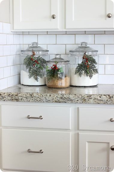 Country Apartment, Outside Christmas Decorations, Simple Christmas Decor, Christmas Kitchen Decor, Christmas Decorations Living Room, White Christmas Decor, Indoor Christmas, Farmhouse Christmas Decor, Christmas Kitchen