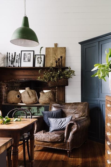 Tendance cottage : adopter le style campagne anglaise - Côté Maison Country Style Magazine, Bentwood Chairs, Up House, Style Magazine, Handmade Kitchens, English Cottage, Lounge Room, Cottage Style, Country Style