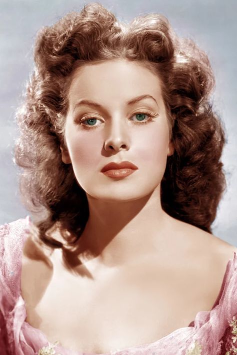 Maureen O'Hara, the perfect Irish redhead.  A great movie wife for John Wayne. Celebrity Pixie Cut, Klasik Hollywood, Old Hollywood Actresses, Maureen O'hara, Mia Farrow, Rita Moreno, Old Hollywood Movies, Ginger Rogers, Nicky Hilton