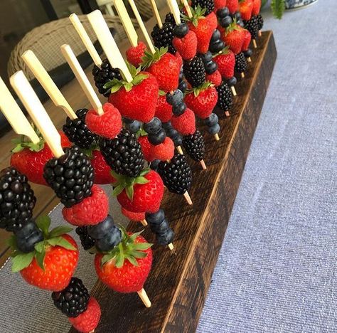 Mini Fruit Skewers Ideas, Strawberry Kebabs Skewers, Unique Kabob Ideas, Skewer Party Food, Fancy Fruit Skewers, Elegant Party Snacks, Casino Food Ideas Appetizers, Formal Appetizers, Mini Fruit Skewers