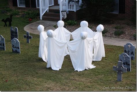 Circle of Dancing Ghosts for Halloween  -------  For this yard decoration, you'll need six white sheets, 6 poles, tape, and wads of shopping bags to form heads (or 6" styrofoam balls).  They are ghostly cool! Halloween Lawn Ghosts, Lawn Ghosts, Yard Ghosts, Front Yard Halloween Decorations, Halloween Lawn, Halloween Decoration Ideas, Halloween Diy Outdoor, Halloween Ghost Decorations, Ghost Diy