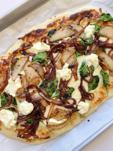 Spiced Pears, Pear Pizza, Caramelized Onion Pizza, Gluten Free Pizza Recipes, Ricotta Pizza, Onion Pizza, Delicious Pizza Recipes, White Pizza, Spiced Pear