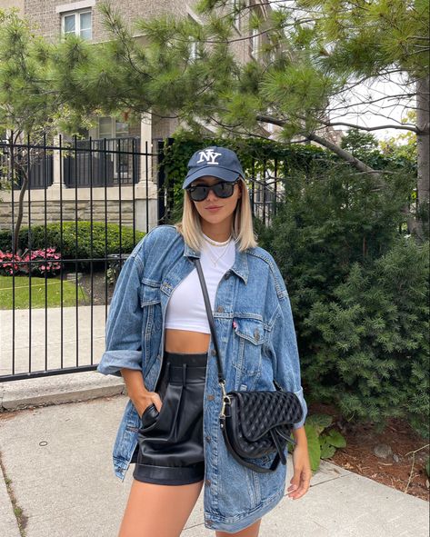 Leather Shorts Outfit, Transitional Outfits, Black Leather Shorts, Transition Outfits, Blue Jean Jacket, Ideas Outfit, Black Purse, Style Fall, 2023 Fashion