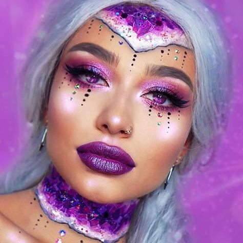 Amethyst Geode makeup by @ritaermin 😍😍 #hudabeautypreciousstones #makeupart #artisticmakeup #bretmansvanity #100daysofmakeup #creativemakeup #mehronmakeup #sfxmakeup #crazymakeups #illusionmakeup #opticalillusion #halloween2018 #halloweenmakeup Blue Makeup Looks With Gems, Makeup Ideas With Gems, Makeup Looks With Gems, Crazy Eye Makeup, Blue Makeup Looks, Crystal Makeup, Mehron Makeup, Face Paint Makeup, Eye Makeup Ideas