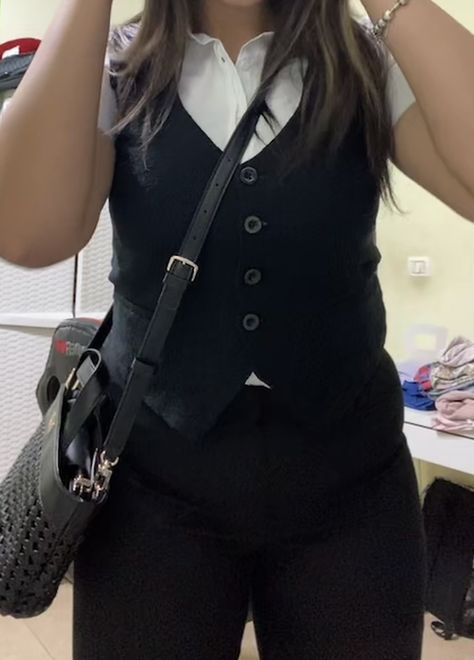 Corset outfit / vest / elegant outfit Black Button Up Vest Outfit, Corset Vest Outfit, Coat Vest Outfits, Suit Vest Outfits For Women Casual, Colure Pallet, Tomboy Suit, Tie Women Outfit, Suit Vest Outfits For Women, Waistcoat Outfit Women