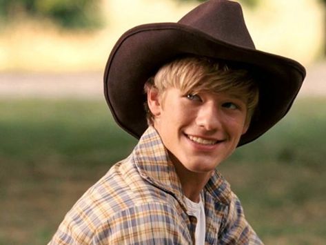 Lucas Till Hannah Montana, Hannah Montana The Movie, Angus Macgyver, Lucas Till Macgyver, Macgyver 2016, Foto Cowgirl, Model Tips, Miley Stewart, Lucas Till