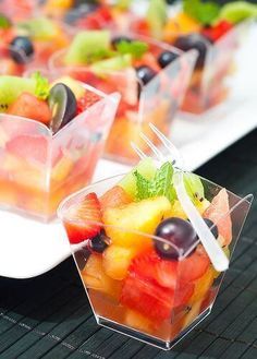 Recept Sandwiches, Salad Presentation, Wedding Appetizers, Fresh Fruit Recipes, Fruit Cups, בר מצווה, Fruit Salads, Snacks Für Party, Shower Food