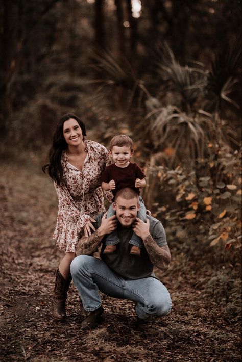 Family Session Poses, Fall Photoshoot Family, Baby Family Pictures, First Family Photos, Retro Photoshoot, Cute Family Photos, Toddler Photoshoot, Family Photoshoot Poses, Fall Family Portraits