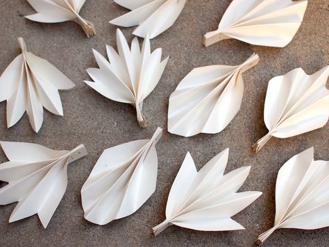 Leaf Banner, Fall Paper Crafts, Paper Leaf, Autumn Paper, Easy Paper Flowers, Accordion Fold, Easy Fall Crafts, Youth Room, Origami Paper Art