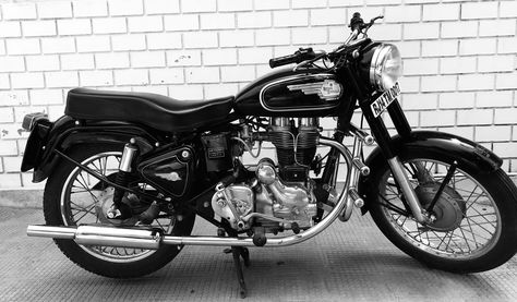 Old Cast Iron engine standard bullet.. 350cc Bullet Modified, Royal Enfield 350, Bullet 350, Jeep Images, Old Bullet, Royal Enfield Wallpapers, Dessert Logo, Bob Marley Pictures, Bullet Bike Royal Enfield