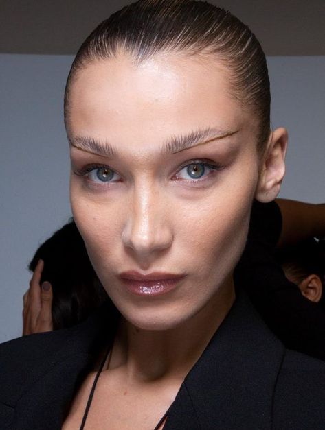 backstage mugler Bella Hadid Makeup, Catwalk Makeup, Isabella Hadid, Fashion Show Backstage, Bella Gigi Hadid, High Fashion Makeup, Bella Hadid Outfits, Runway Makeup, Bella Hadid Style