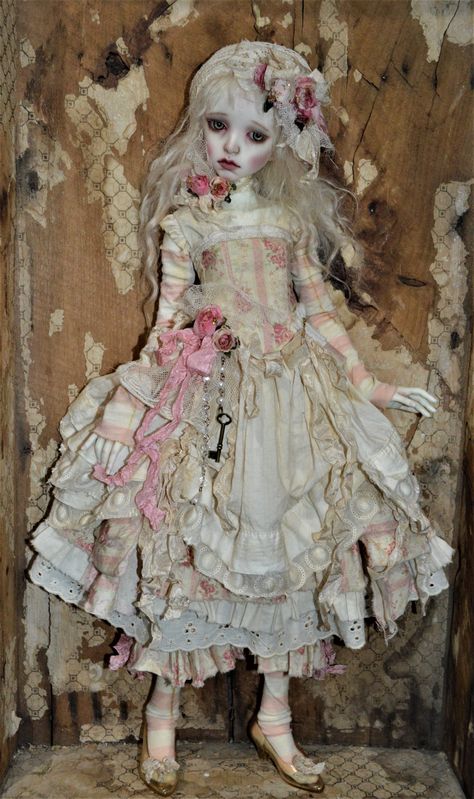 How To Make Bjd Dolls, Doll Costume Aesthetic, Porcelain Doll Outfit, Haunted Doll Aesthetic, Bythle Dolls, Creepy Porcelain Dolls, Porcelain Doll Costume, Doll Cosplay, Textile Art Dolls