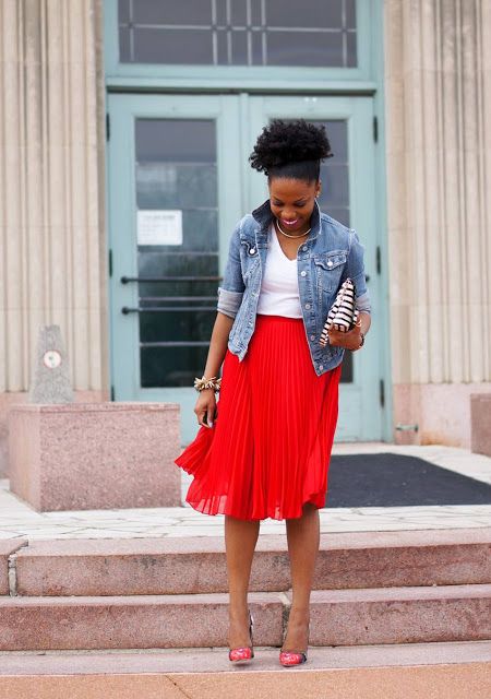 FabEllis: Fashion | 15 Blogger Outfits That Slay the Color Red Red Pleated Skirt Outfit, Red Midi Skirt Outfit, Red Skirt Outfit, Red Skirt Outfits, Bright Outfit, Red Pleated Skirt, Midi Skirts Style, Red Midi Skirt, It Girl Fashion