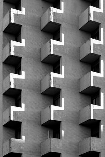 Detail of one of Kenzo Tange towers in Bologna (Italy) with evening light Kenzo Tange, Architectural Pattern, Geometric Architecture, Japanese Architect, Brutalist Architecture, Light Shadow, Architectural Photography, Facade Architecture, Brutalism