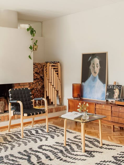 Mixing Vintage And Modern Furniture, Artek Furniture, Alvar Aalto Furniture, 1970s Architecture, Inspirational Homes, 60s Interior, Turku Finland, 1960s Furniture, Bright Home