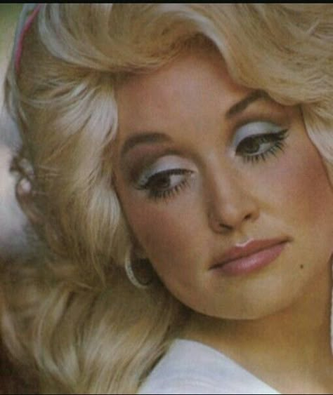 Dolly parton Dolly Parton Tattoos, Dolly Parton Costume, Dolly Parton Quotes, Dolly Parton Pictures, House Of The Rising Sun, Western Aesthetic, Blue Eyeshadow, Dolly Parton, Mode Inspiration