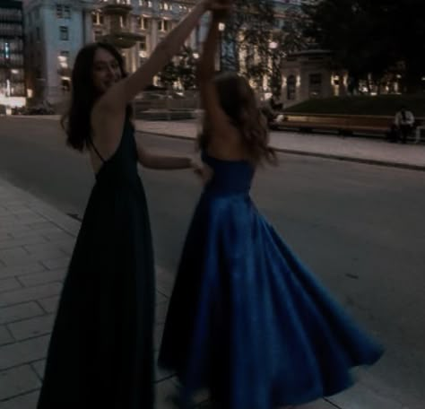 Prom Best Friends, Prom Pics Poses, After Prom Aesthetic, Cool Prom Poses, Night Prom Pictures, Prom Friends Aesthetic, Prom Pics Aesthetic Friends, Prom Insta Pics, Prom Vibes Aesthetic