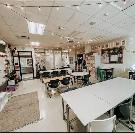 Fashion Classroom Ideas, Teacher Classroom Asthetic, Astetic Classroom, Modern Classroom Design Middle School, Hygge Classroom High School, Highschool History Teacher, Creative Art Room Ideas, Teacher Classroom Decorations High School, Ambient Lighting Classroom