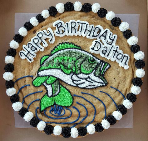 Large mouth bass cookie cake. Bass Birthday Cake, Fishing Cookie Cake, Cookie Cake Birthday Designs Boy, Cookie Cake For Men, Chocolate Chip Pizza, Bass Recipes, Bday Cookies, Message Cookies, Pizza Cookie