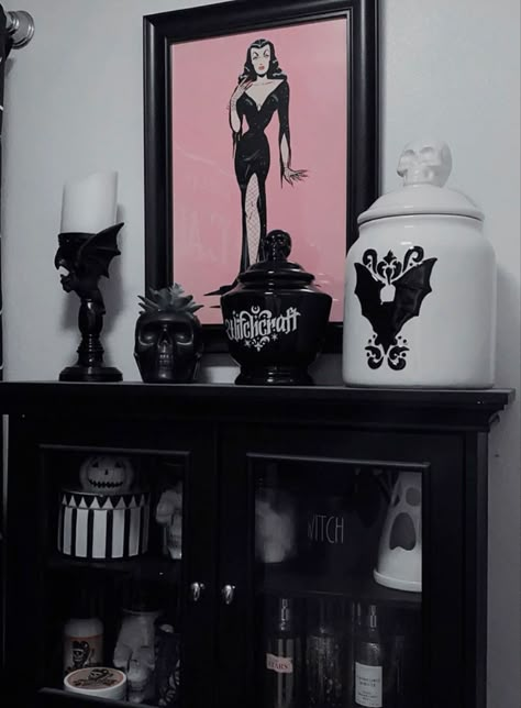 Goth Decor Living Room, Modern Dining Room Table Decor, Black Home Aesthetic, Goth Bathroom Decor, Dark Home Aesthetic, Renter Friendly Decorating, Pink And Black Bathroom, Halloween Living Room, Diy Gallery Wall