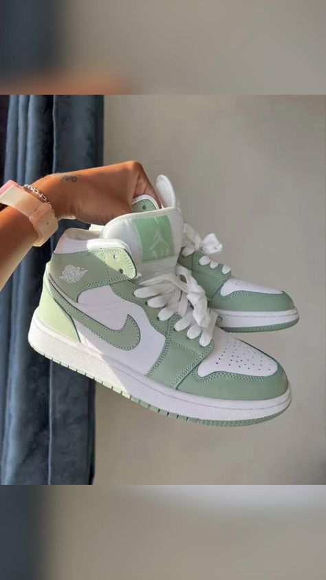 Sepatu Air Jordan, Wallpaper Nike, Nike Shoes Girls, Nike Fashion Shoes, Preppy Shoes, Jordan Shoes Girls, Jordan Shoes Retro, All Nike Shoes, Cute Nike Shoes