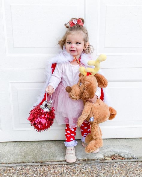 Sierra Miller’s Instagram post: “Cindy Lou Who! Is that you?! ❤️🎄💚 We are embracing Violet’s doppelgänger this Halloween since she gets compared to a Whoville character…” Cindy Lu Who Costume, Cindy Lou Costume, Cindy Lou Hair, Christmas Character Costumes, Whoville Costumes, Cindy Lou Who Hair, Cindy Lou Who Costume, Who Costume, Baby Costumes Girl