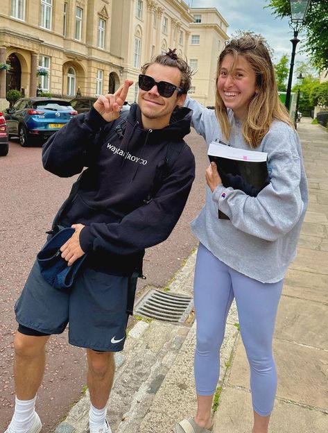 Meeting Harry Styles, Harry Styles London, Crop Sweatshirt Hoodie, Harry Styles Update, Holmes Chapel, Pink Vest, Fan Picture, Harry Styles Wallpaper, Harry Styles Pictures