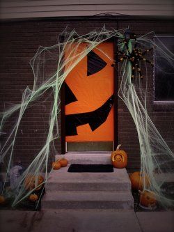 Here are a few silly and simple ideas for decorating your front doors for Halloween.                                                                                                                                                                                 More Porta Halloween, Halloween Classroom Door, Diy Halloween Dekoration, Halloween Front Door Decorations, Halloween Front Doors, Dollar Tree Halloween, Casa Halloween, Halloween Classroom, Carte Halloween