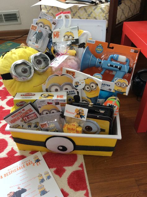 Despicable Me Minion Gift Basket Minion Gift Ideas, Minion Basket, Holiday Raffle, Heo Peppa, Minion Gifts, Minion Theme, Baby Boy Easter, Raffle Basket, Happy Christmas Day