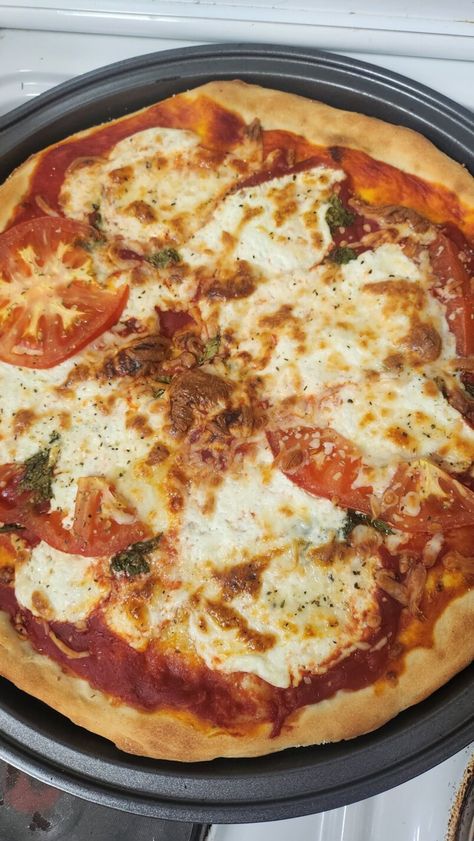 Simple Burrata Pizza Recipe Homemade Burrata, Pizza With Burrata, Burrata Recipes, Pasta Salad Salmon, Burrata Pizza, Burrata Recipe, Gluten Free Vegetarian Recipes, Tasty Meatballs, Homemade Marinara