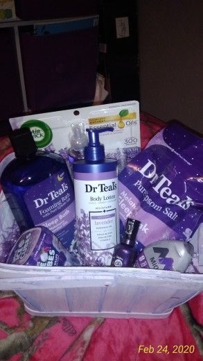 Purple And Black Gift Basket, Purple Color Party Basket Ideas, Purple Gift Basket Ideas For Him, Purple Gift Ideas For Women, Color Party Basket Ideas Purple, Purple Theme Gift Basket, Purple Food Basket, Purple Gift Box Ideas For Best Friend, Color Themed Gift Baskets Purple