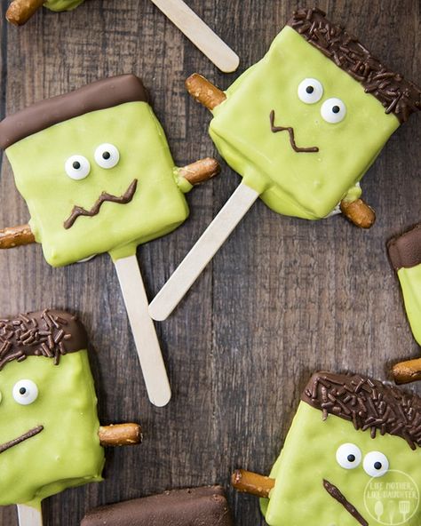 Frankenstein smores pops have marshmallow creme in the middle of two graham crackers and are dipped in chocolate to look just like Frankenstein. Frankenstein Smores, Halloween Smores, Smores Pops, Delicious Halloween Treats, Fall Bonfire, Cute Halloween Treats, Fun Halloween Treats, Fun Halloween Food, Kid Friendly Halloween