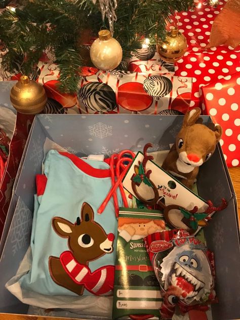 Making a Christmas Eve box for my children to open on the morning before Christmas is quickly becoming my favorite holiday tradition. One way I make it even more special is by making it from their Elf on the Shelf which makes their departure easier to handle. #christmasevebox #christmasevetraditions #chirstmaseve #elfontheshelf #goodbyeelf #elfontheshelfideas Christmas Eve Box For Kids, Night Before Christmas Box, Christmas Gifts For Children, Christmas Gift Baskets Diy, Christmas Eve Traditions, Christmas Hot Chocolate, Diy Gift Set, Fun Christmas Decorations, Christmas Eve Box