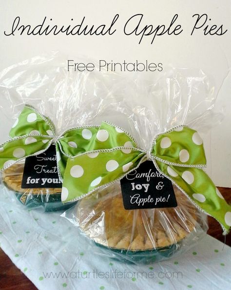 Individual apple pies mini gift ~ free printable tags by A Turtle's Life for Me Apple Pies Mini, Pie Packaging, Individual Apple Pies, Free Chalkboard Printables, Mini Apple Pie, Pie Gifts, Individual Pies, Mini Apple Pies, Free Printable Tags