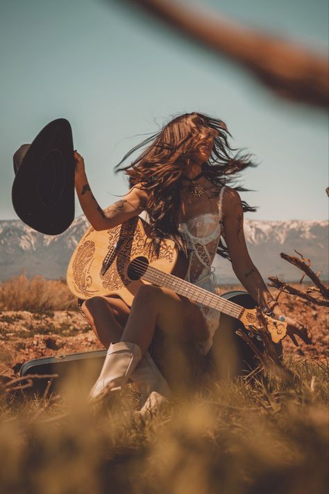 Hippie Photoshoot, Western Photoshoot Ideas, Summer Photoshoot Ideas, Western Photo Shoots, Cowgirl Photoshoot, Music Photoshoot, Foto Cowgirl, Cowgirl Photo, Western Photoshoot