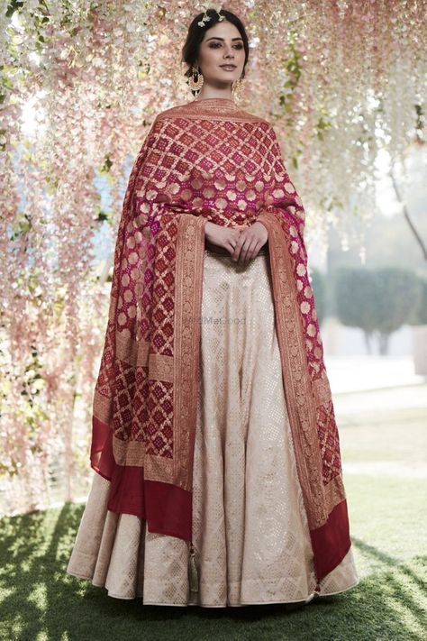 Photo of A timeless Benarasi dupatta and off white suit combo for engagement Off White Suit, Benarasi Dupatta, Simple Indian Suits, Cream Wedding Dresses, Off White Designer, Cream Color Dress, Velvet Dress Designs, Classy Outfits For Women, Long Kurti Designs