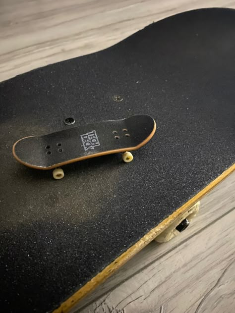 skateboard Mini Skate, Dc Skate, Skate Aesthetic, Mini Skateboard, Skateboarding Tricks, Skateboard Aesthetic, Pro Skaters, Tech Deck, Cool Skateboards