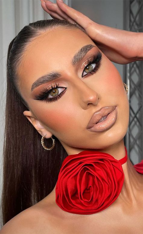 festive makeup, makeup look, makeup look for party, party makeup look, makeup look for Christmas party Makeup For Rose Gold Dress, Makeup Look For Party, God Angels, Festive Makeup, Black Smokey Eye Makeup, Angelcore Aesthetic, Party Makeup Looks, Girly Style Outfits, Black Smokey Eye