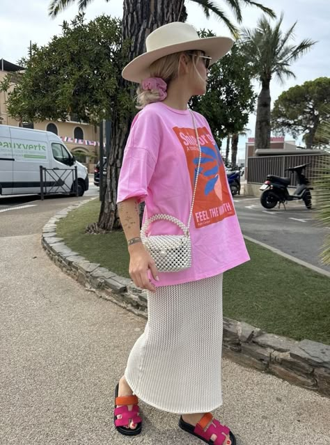 Tshirts And Skirts Outfit, Long Skirt And Tshirt Outfits, Pink Tee Outfit, Graphic Tshirt Outfit, White Skirt Summer, Casual Tshirt Outfit, Oversize Tshirt Outfits, White Long Skirt, Mum Fashion