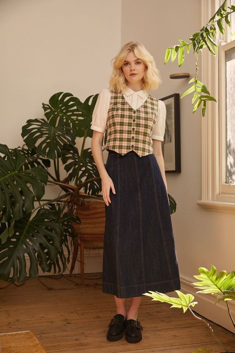 Professional Outfits Long Skirt, Long Skirt Outfits Colorful, Elegant Fashion Women, 1980s Classy Fashion, Long Striped Skirt Outfit, Crochet Skirt Over Jeans, Smart Fashion Women, Coastal Granddaughter Fashion, Fun Office Wear