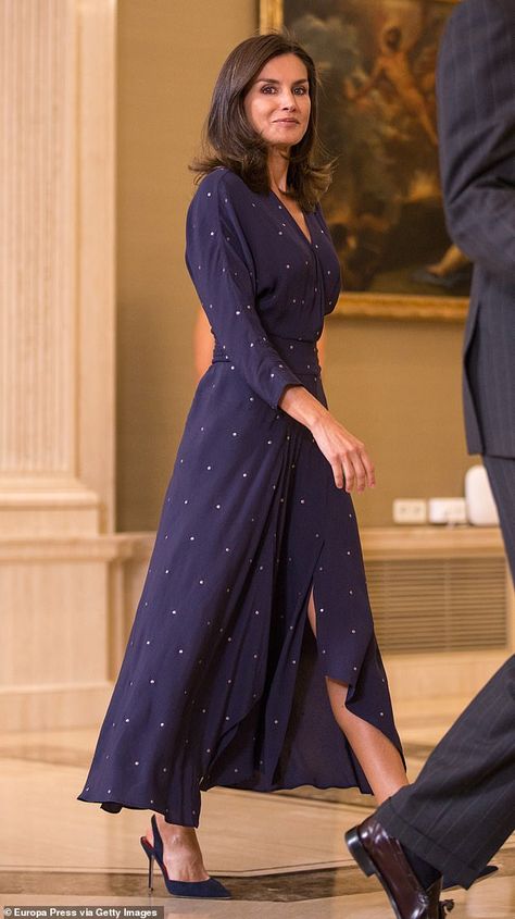 As well as Letizia's flowing dress she accessorised her look with matching blue stilettos ... Fall Fashion Looks, Casual Fall Fashion, Classic Dressing, Looks Kate Middleton, Business Casual Fall, Princess Letizia, Woman Suit, Lady Like, Royal Clothing