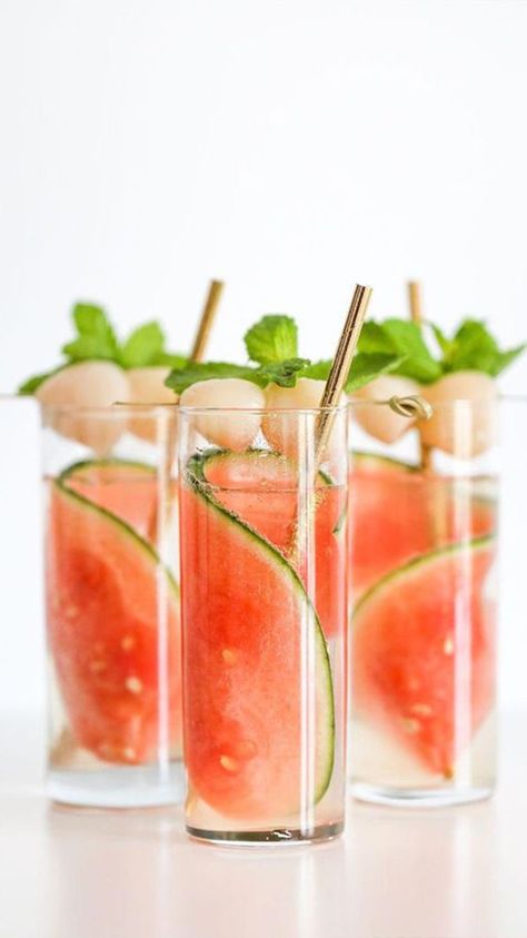 Watermelon Garnish Cocktail, Drink Content Ideas, Watermelon Garnish, Drink Garnish Ideas, Summer Drink Ideas, Lychee Cocktail, Sliced Watermelon, Cocktails Summer, Watermelon Cocktail