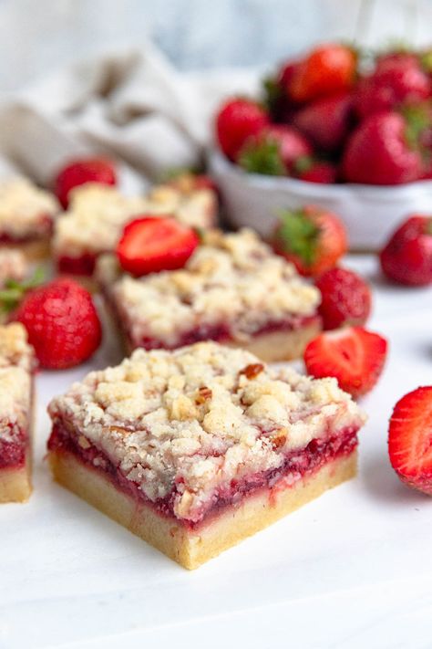 Desserts With Shortbread Crust, Strawberry Dessert Bars, Easy Strawberry Crumble, Strawberry Crumble Bars, Peach Crumble Bars, Strawberry Shortbread, Strawberry Recipes Easy, Key Lime Pie Bars, Shortbread Cookie Crust