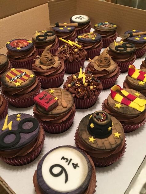 Harry Potter Cake And Cupcakes, Harry Potter Cafeteria, Harry Potter Wedding Cupcakes, Harry Potter Theme Cupcakes, Harry Potter Chocolate Strawberries, Harry Potter Cupcakes Ideas, Harry Potter Muffins, Harry Potter Cumpleaños, Cupcakes Harry Potter