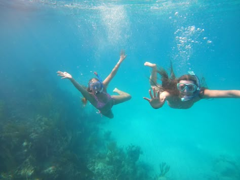 Life By The Beach, Different Summer Aesthetics, Beach With Best Friend, Summer Life Aesthetic, Life At The Beach, Summer With Friends, Swimming In The Ocean, Dream Summer, Happy Photos